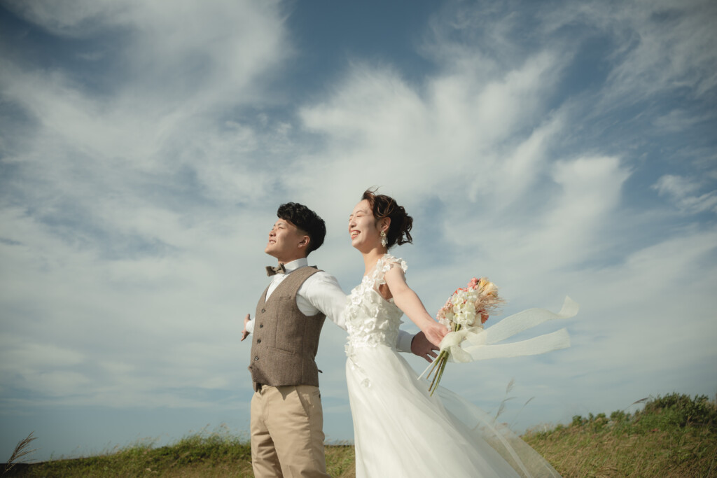 札幌近郊のロケーションフォトプラン｜石狩・はまなすの丘｜UNi WEDDING｜初デート・思い出・お気に入り・懐かしの場所｜2人の地元やルーツにまつわるスポットでの撮影｜RootsWedding・ルーツウェディング